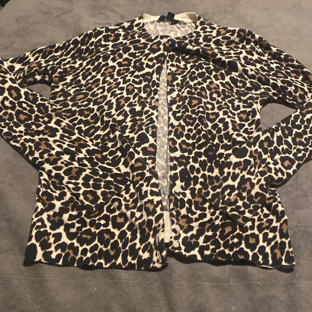 Soft cheetah button up cardigan in amazing condition